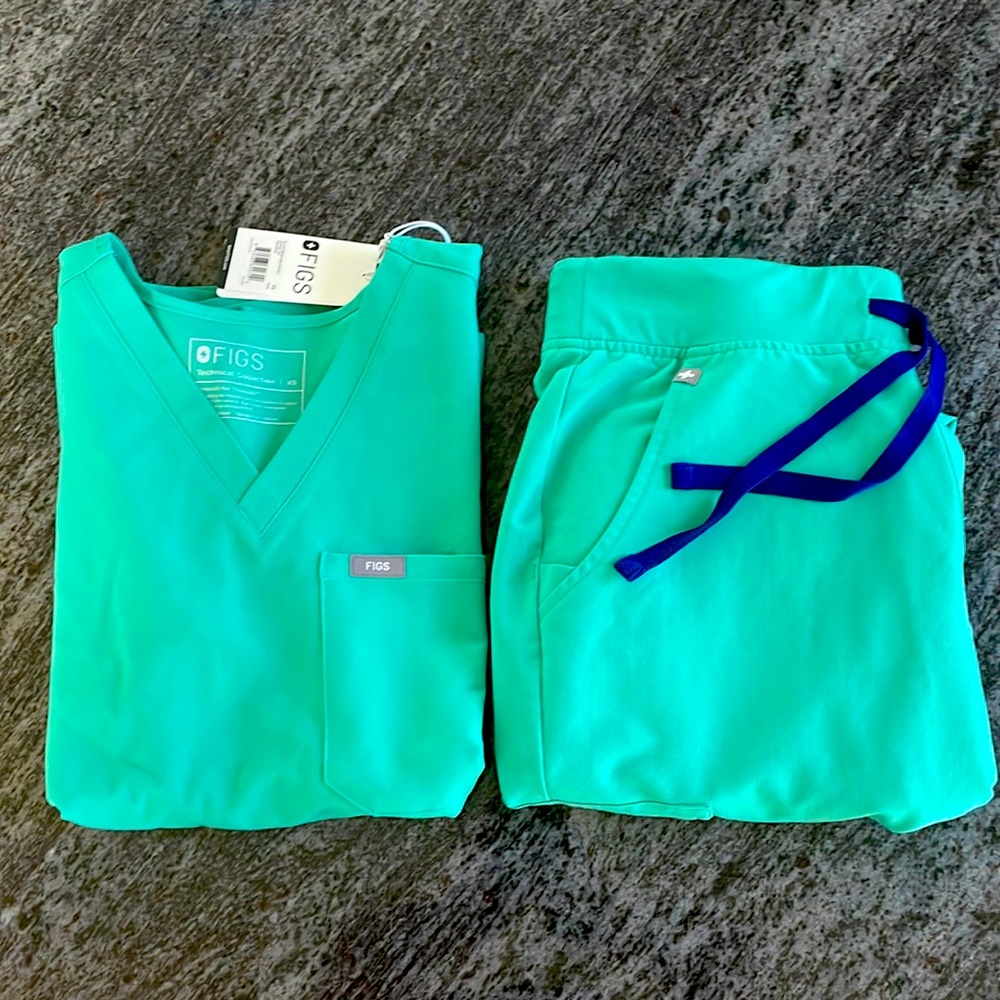 FIGS Women Scrub Set- Surgical Green Catarina Top & Zamora Jogger